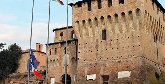 Lugo, bandiera francese a mezz’asta davanti alla Rocca